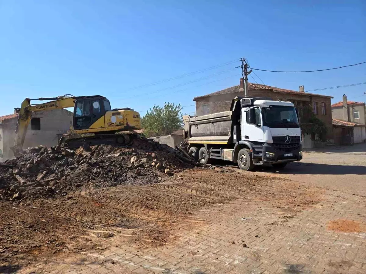 Bayramiç\'te Yangın Sonrası Enkaz Kaldırma Çalışmaları Başladı