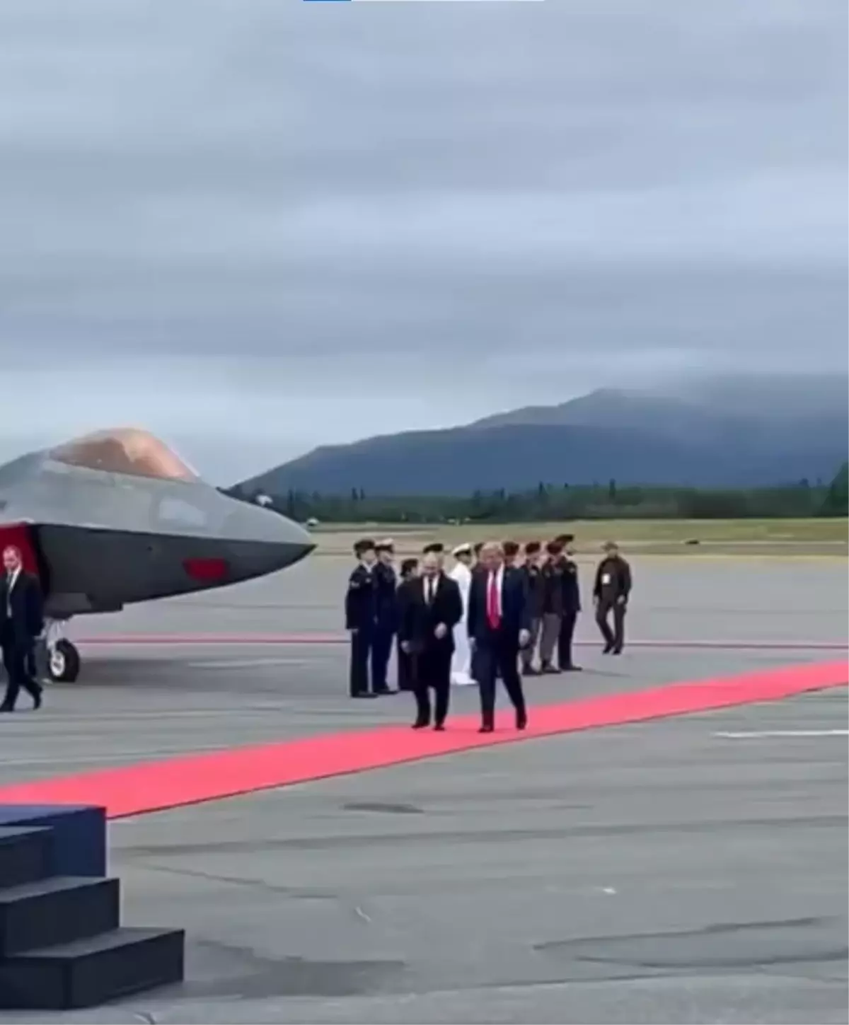 Resmen Putin\'e gözdağı! Kırmızı halıda yürürken üstlerinden ABD savaş uçakları geçti