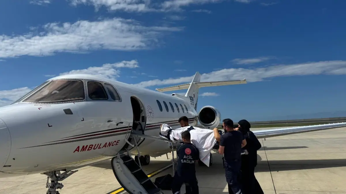 Rize\'de karaciğer ve böbreklerinde hızlı bozulma tespit edilen hasta ambulans uçakla Ankara\'ya sevk edildi