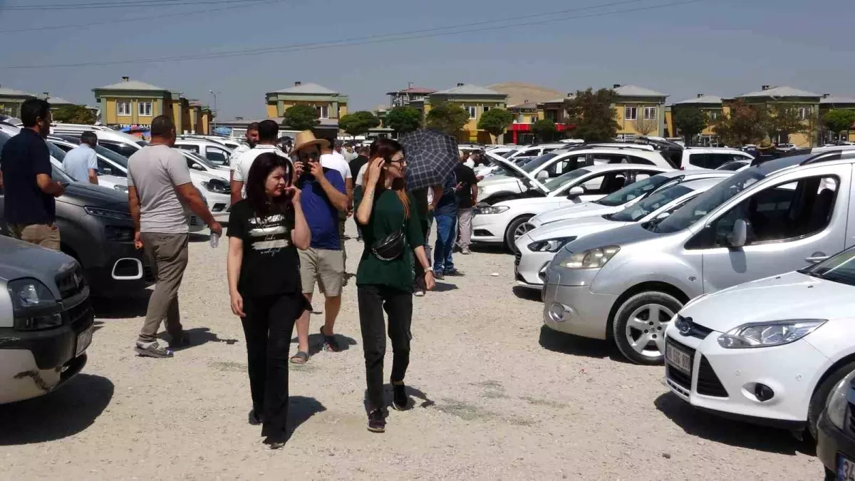 Tuşba Oto Pazarında Alıcı Yok, Satıcılar Fırsat Sunuyor