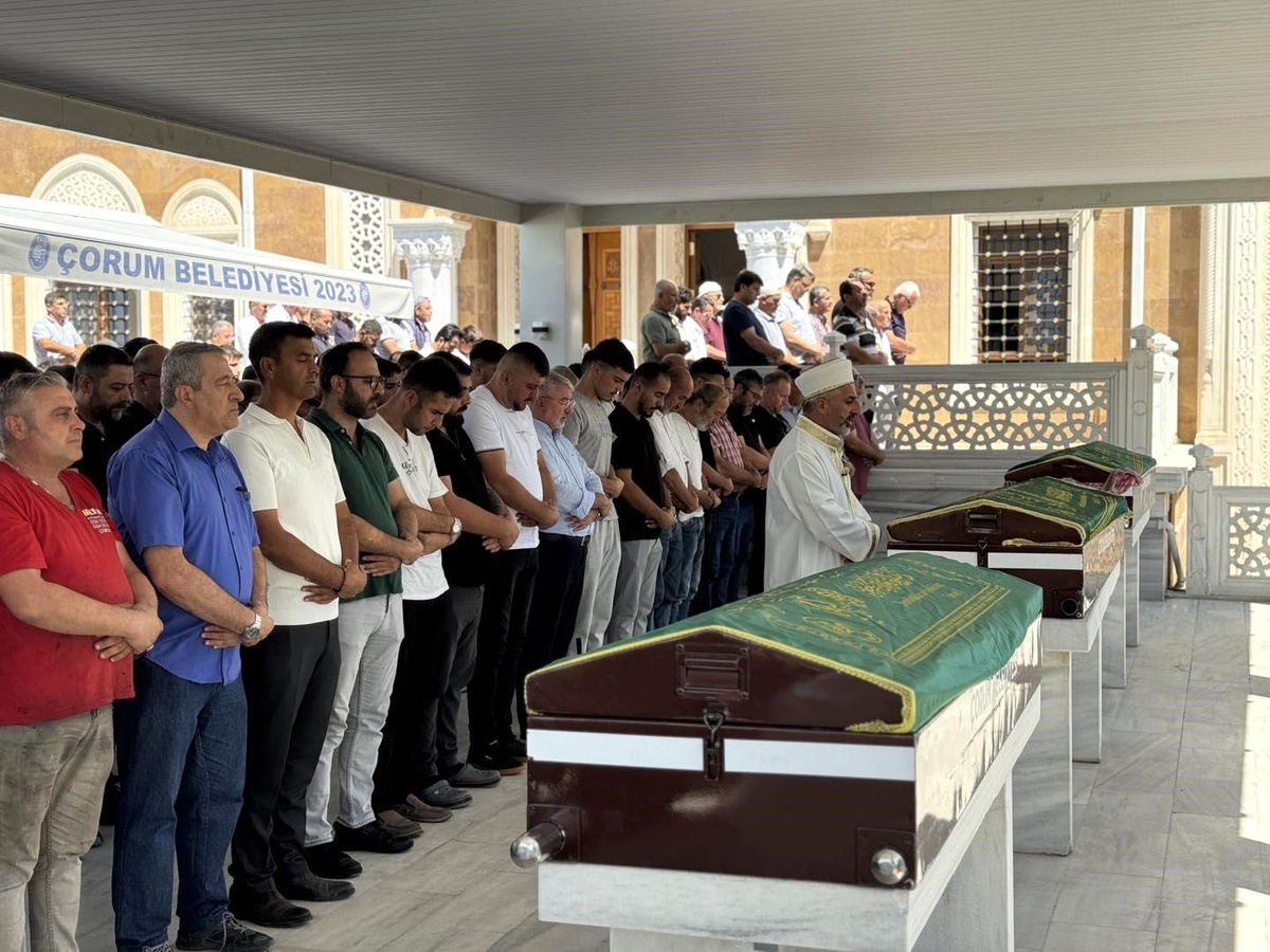 Çorum\'da Yağ Tankına Düşen Anne ve Oğlu Son Yolculuğuna Uğurlandı