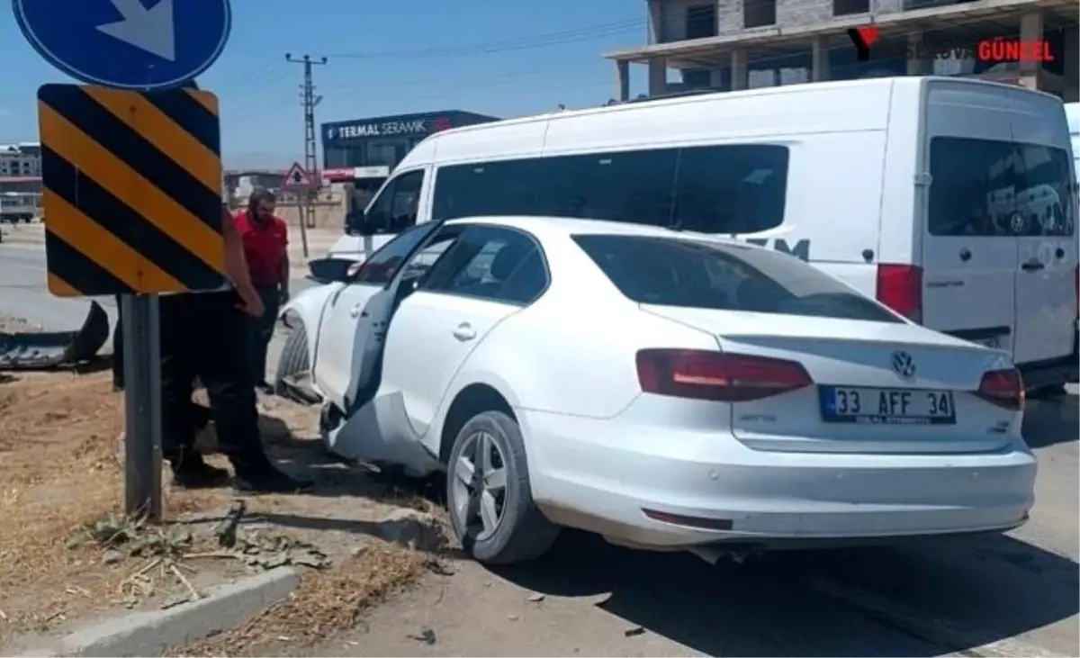 Yüksekova\'da Trafik Kazası: 2 Yaralı