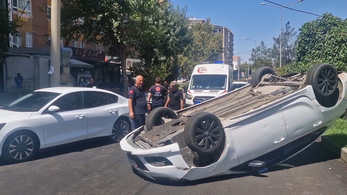 Diyarbakır\'da 14 Yaşındaki Sürücü Kaza Yaptı
