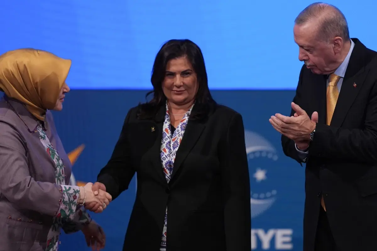 AK Parti\'ye geçen Özlem Çerçioğlu iddialar sonrası sessizliğini bozdu