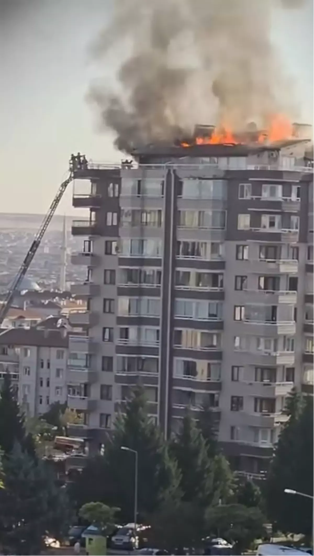 Büyük panik! Ankara\'da 12 katlı binada yangın çıktı