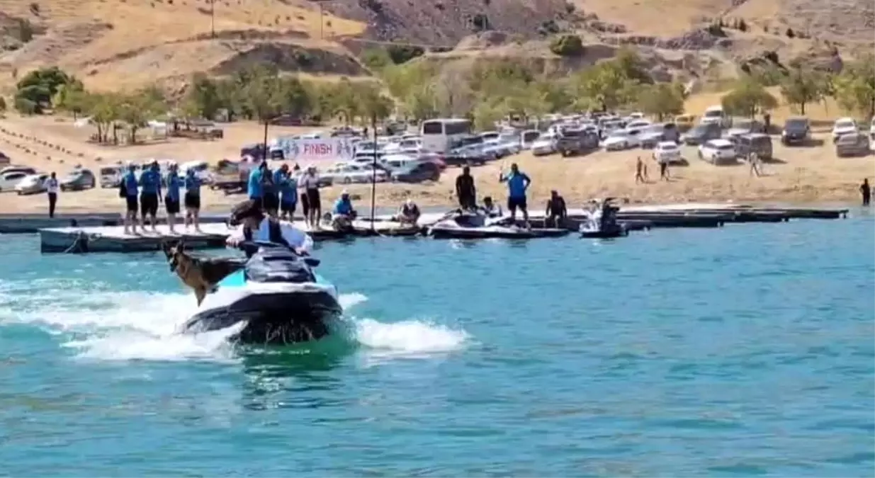 Jet Ski ile Eğlence: Bella'nın Su Show'u