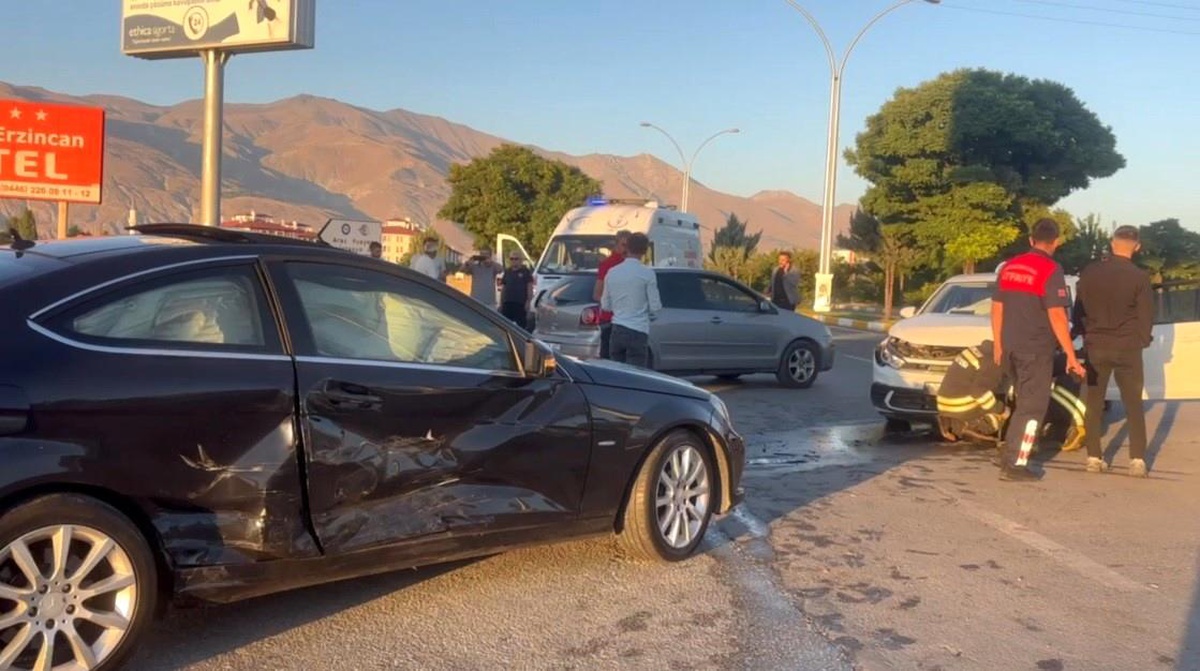 Erzincan\'da Trafik Kazası: 2 Yaralı