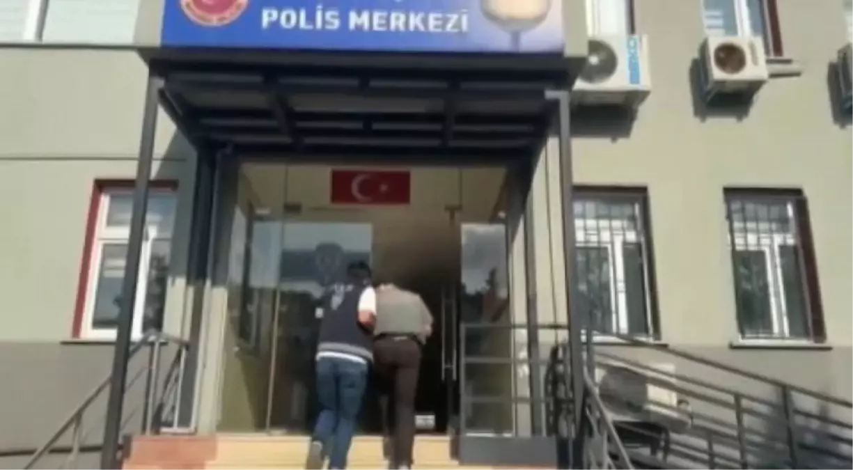 Okul önünde uyuşturucu kullanırken önce kameralara, sonra polise yakalandılar