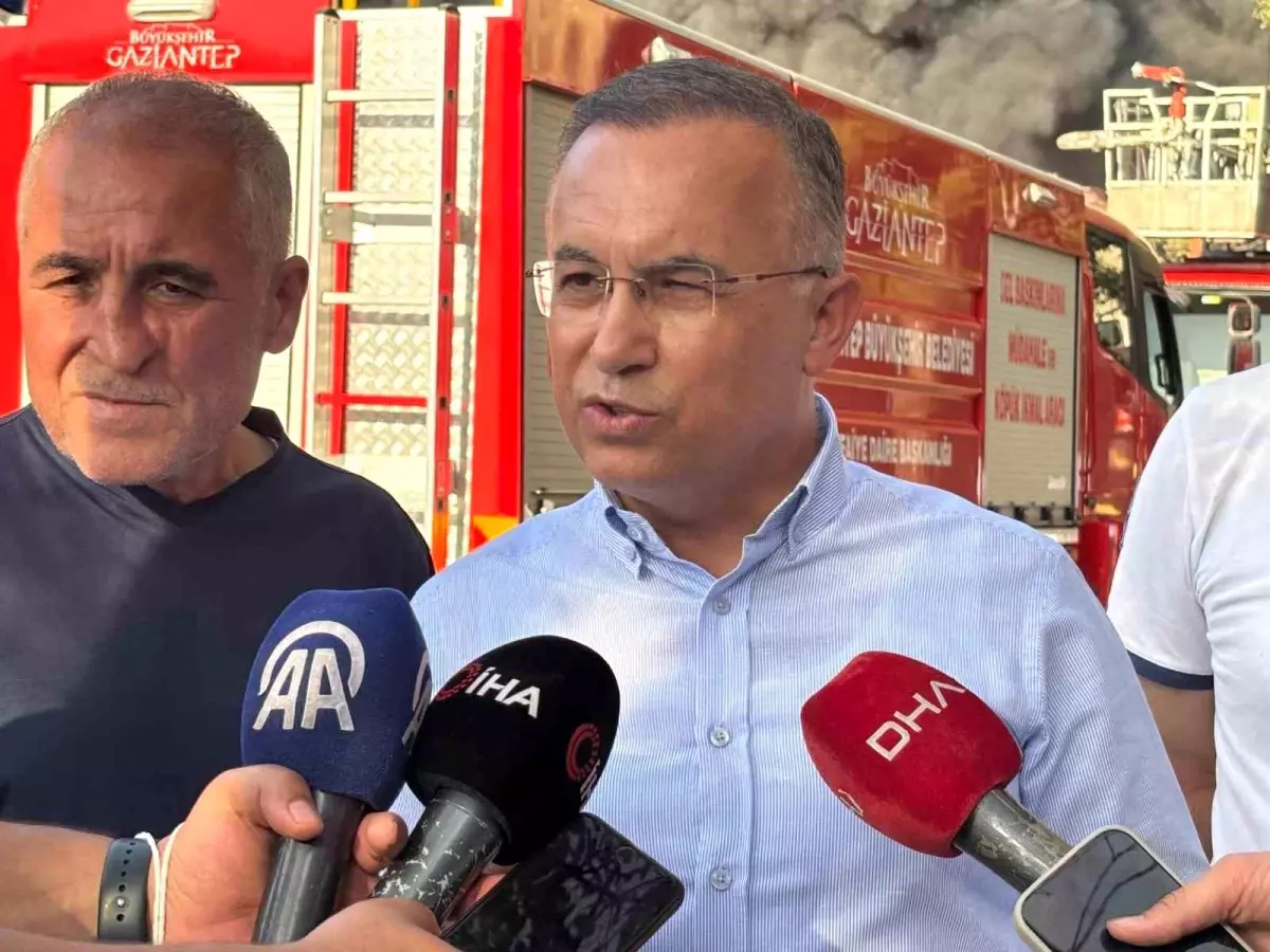 Gaziantep\'te Geri Dönüşüm Fabrikasında Yangın