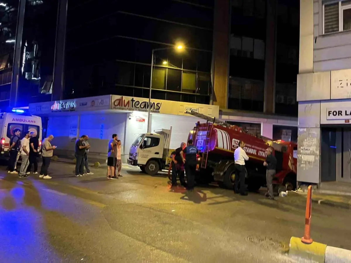 Kağıthane\'de İş Merkezinde Yangın