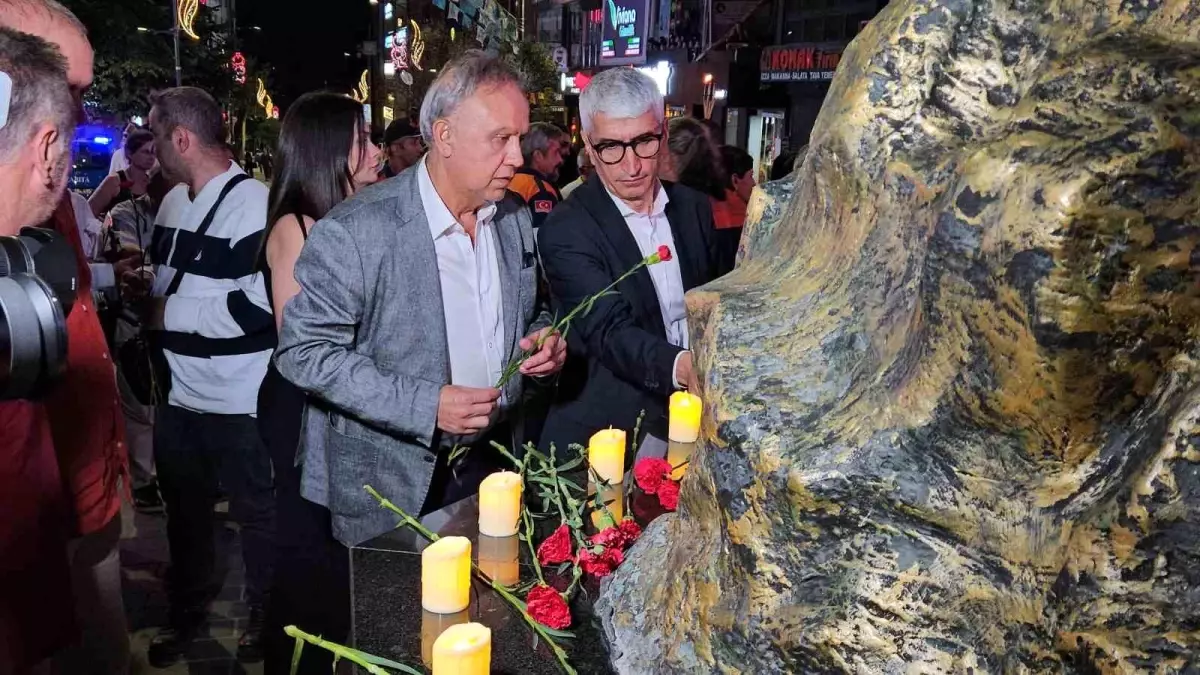 Marmara Depremi\'nde Hayatını Kaybedenler Anıldı