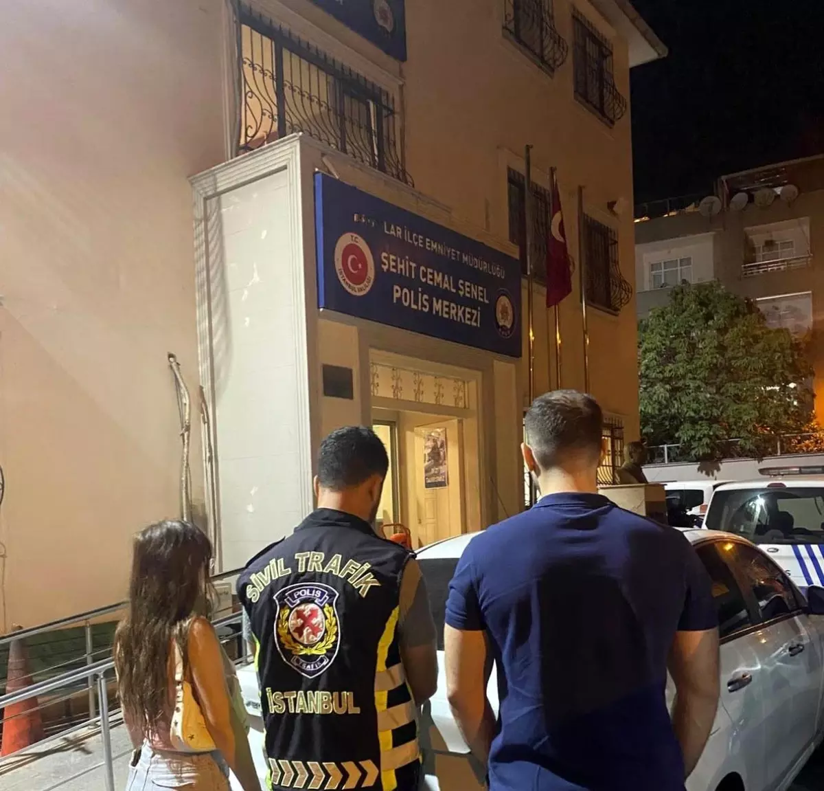 Bağcılar\'da Uygunsuz Davranış: Sürücü ve Yolcu Yakalandı
