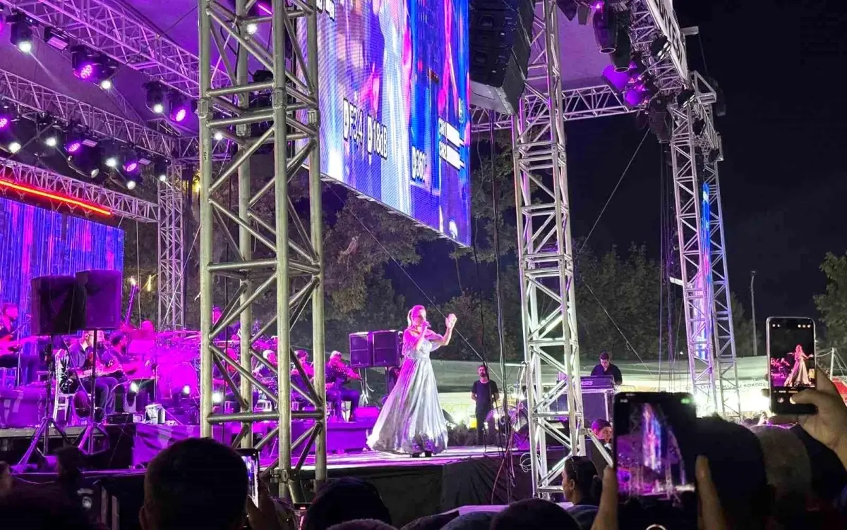 Derya Bedavacı Simav\'da Unutulmaz Bir Gece Yaşattı
