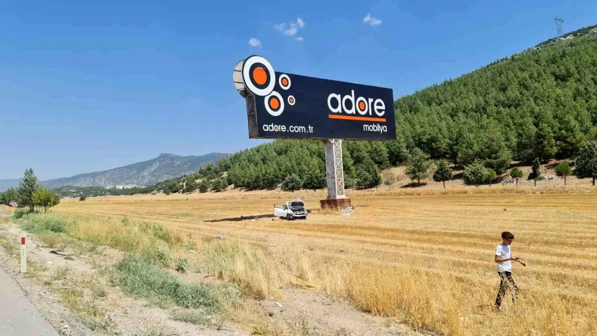 Burdur\'da Otomobil Otobüse Çarpıp Tarlaya Uçtu