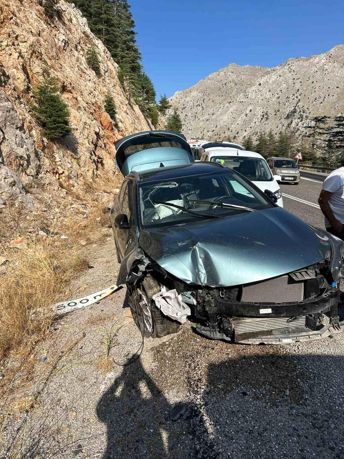 Antalya\'da Trafik Kazası: 5 Yaralı