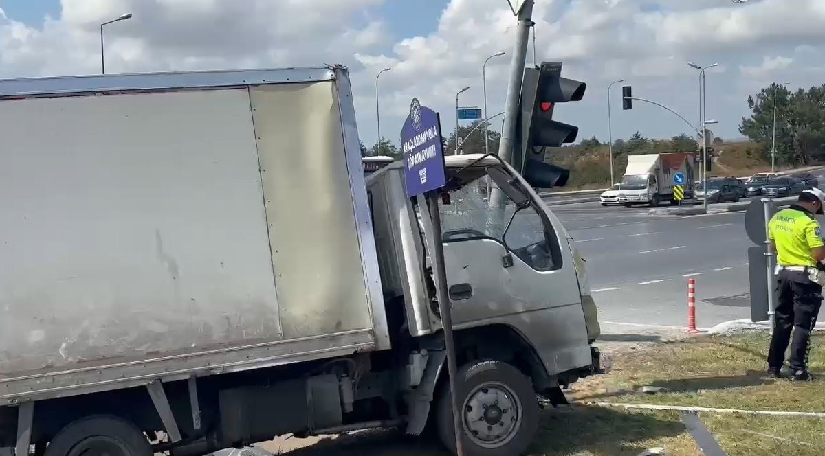 Kamyonet Kaza Yaptı, Şoför Sıkıştı