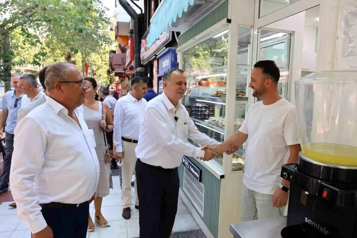 Başkan Balaban, Karaköy\'de Esnafı Ziyaret Etti