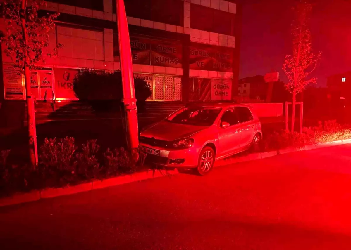 Kapaklı\'da Otomobil Elektrik Direğine Çarptı