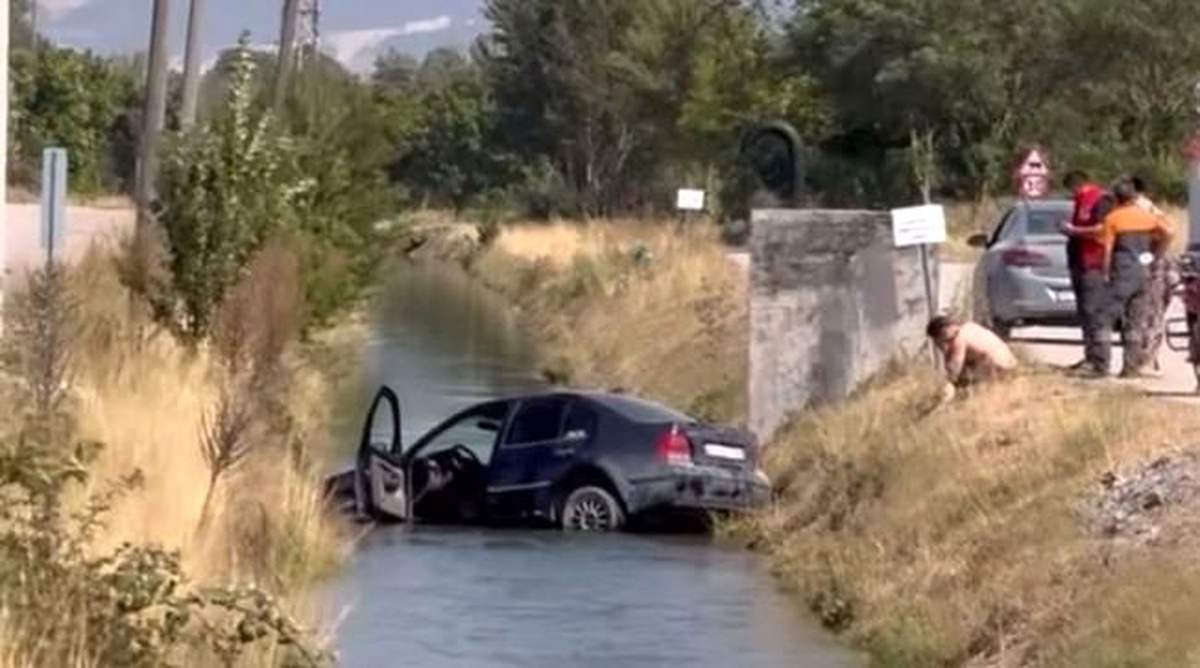Bolu\'da Otomobil Sulama Kanalına Uçtu