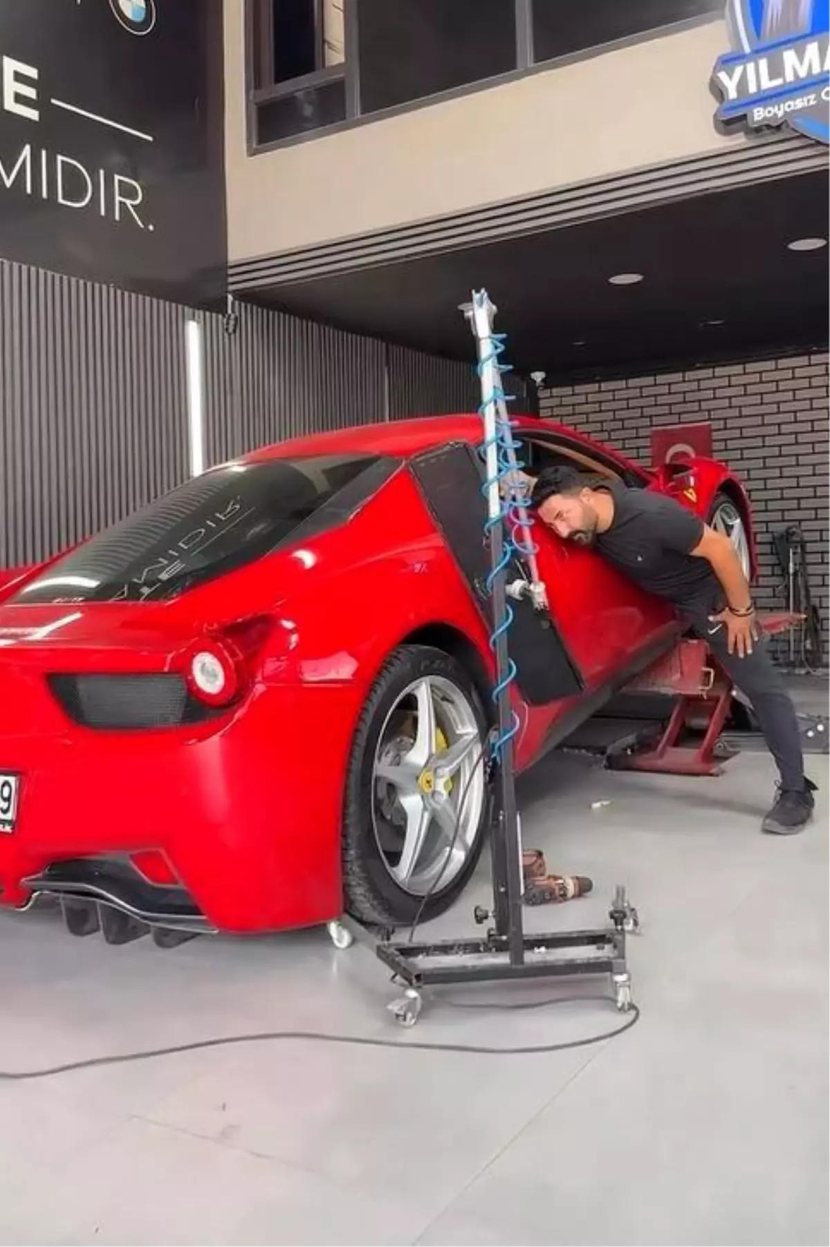 Ferrari Kazası: Usta Sürücü Gerçekleşti