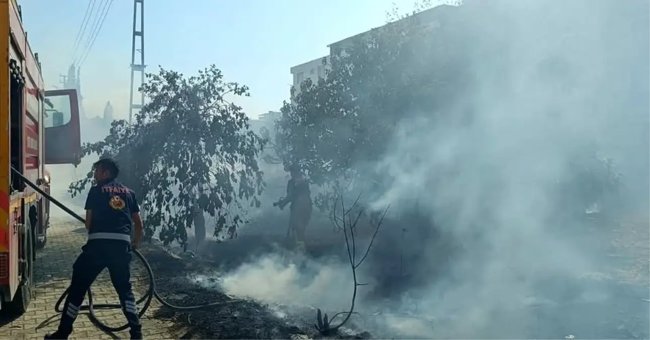 Hatay\'da Depo Olarak Kullanılan Çadır Yangında Kül Oldu