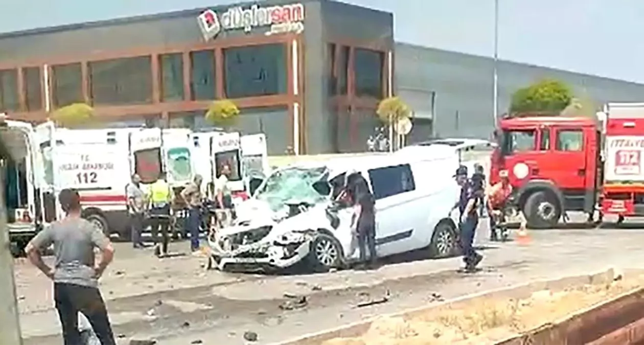 Eskişehir\'de Trafik Kazası: 3 Yaralı, 1 Ağır