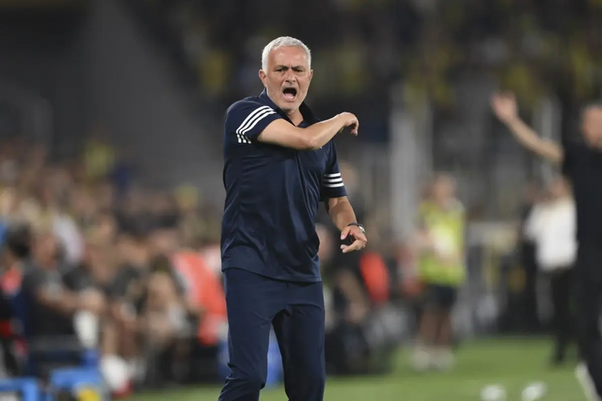 Fenerbahçe\'de 4 ayrılık birden! Mourinho biletlerini kesti