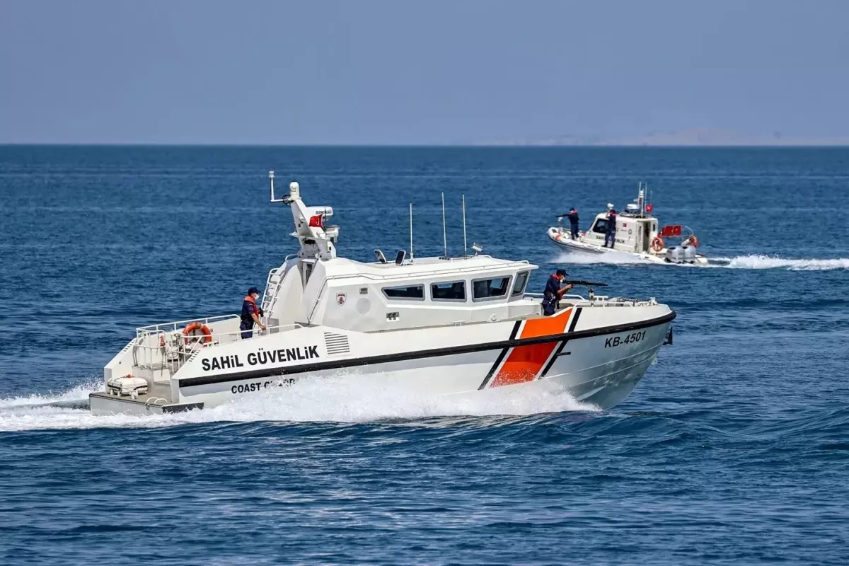 İzmir\'de düzensiz göçmenler lastik bottan düştü: 4 ölü
