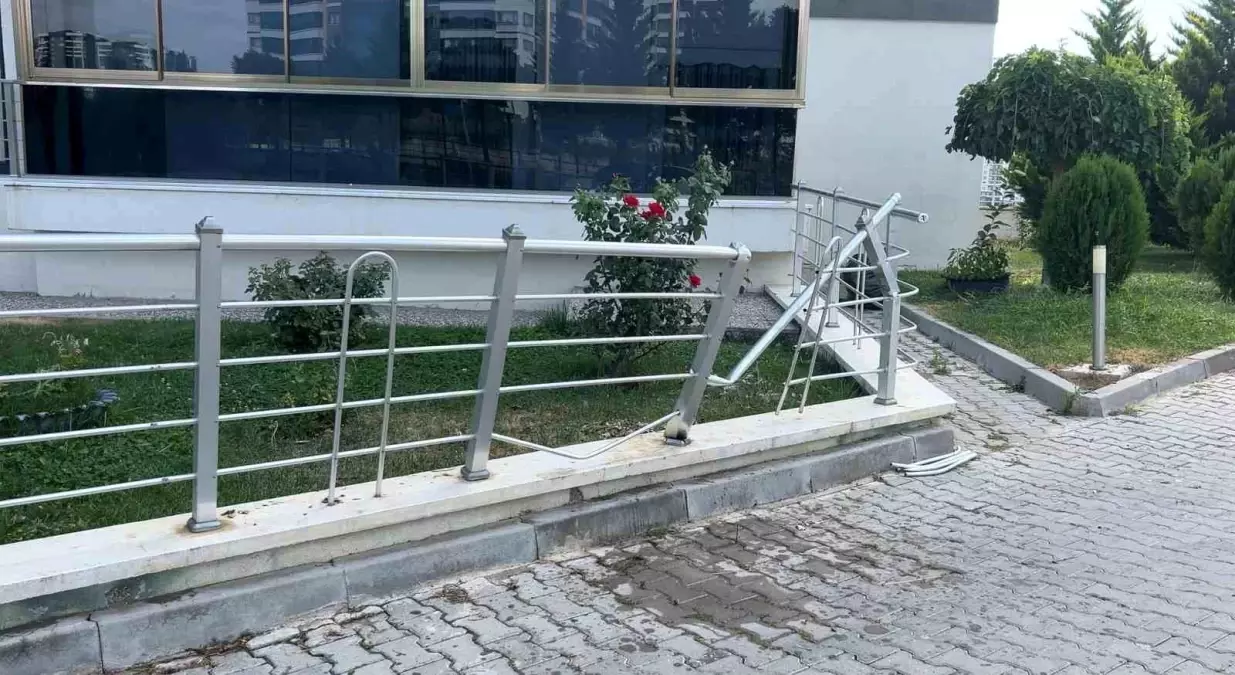 Yayıncı Oğuzhan Dalgakıran Balkondan Düşerek Hayatını Kaybetti