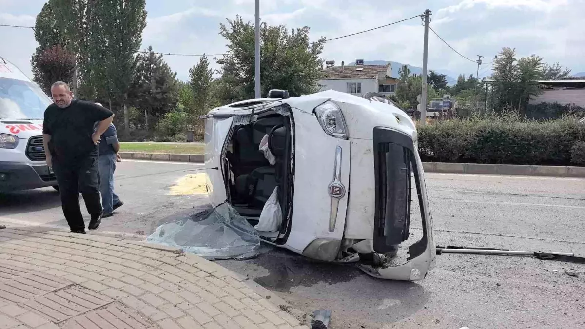İnegöl\'de Trafik Kazası: 2 Yaralı