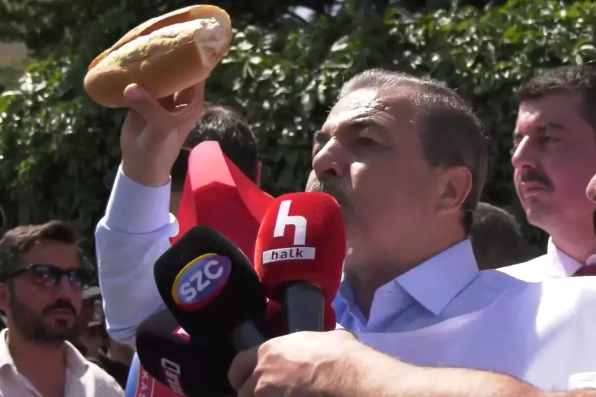 Memurlar sokağa indi! Çalışma Bakanlığı\'nın önüne ekmek bıraktılar