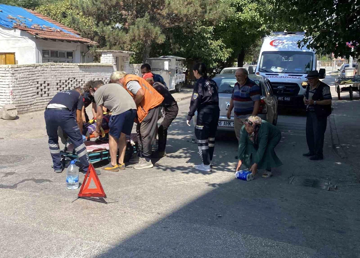Eskişehir\'de Motosikletli Kurye Yaralandı