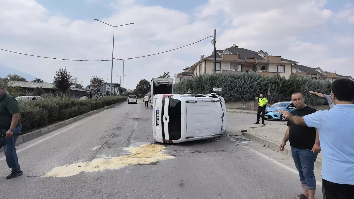 İnegöl\'de Hafif Ticari Araç Takla Attı