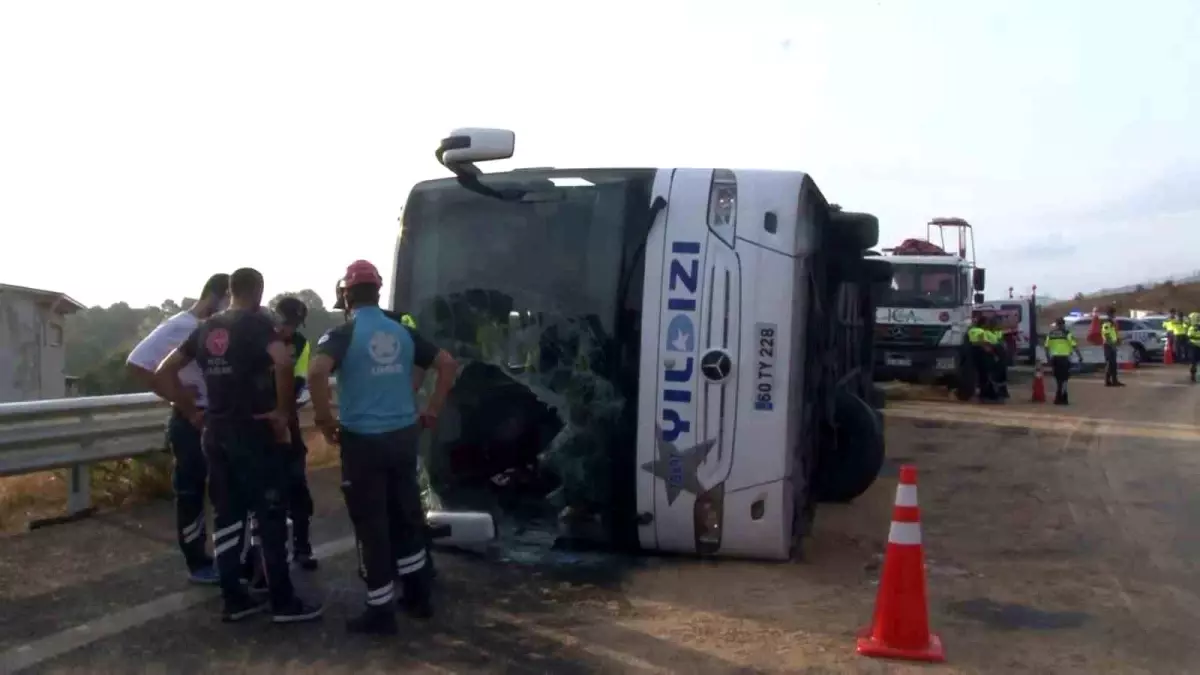 Sancaktepe\'de Otobüs Devrildi: 3 Ölü, 20 Yaralı