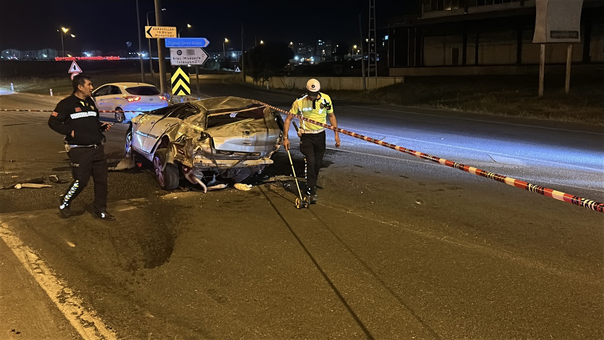 Sivas\'ta Trafik Kazası: 1 Ölü, 1 Yaralı