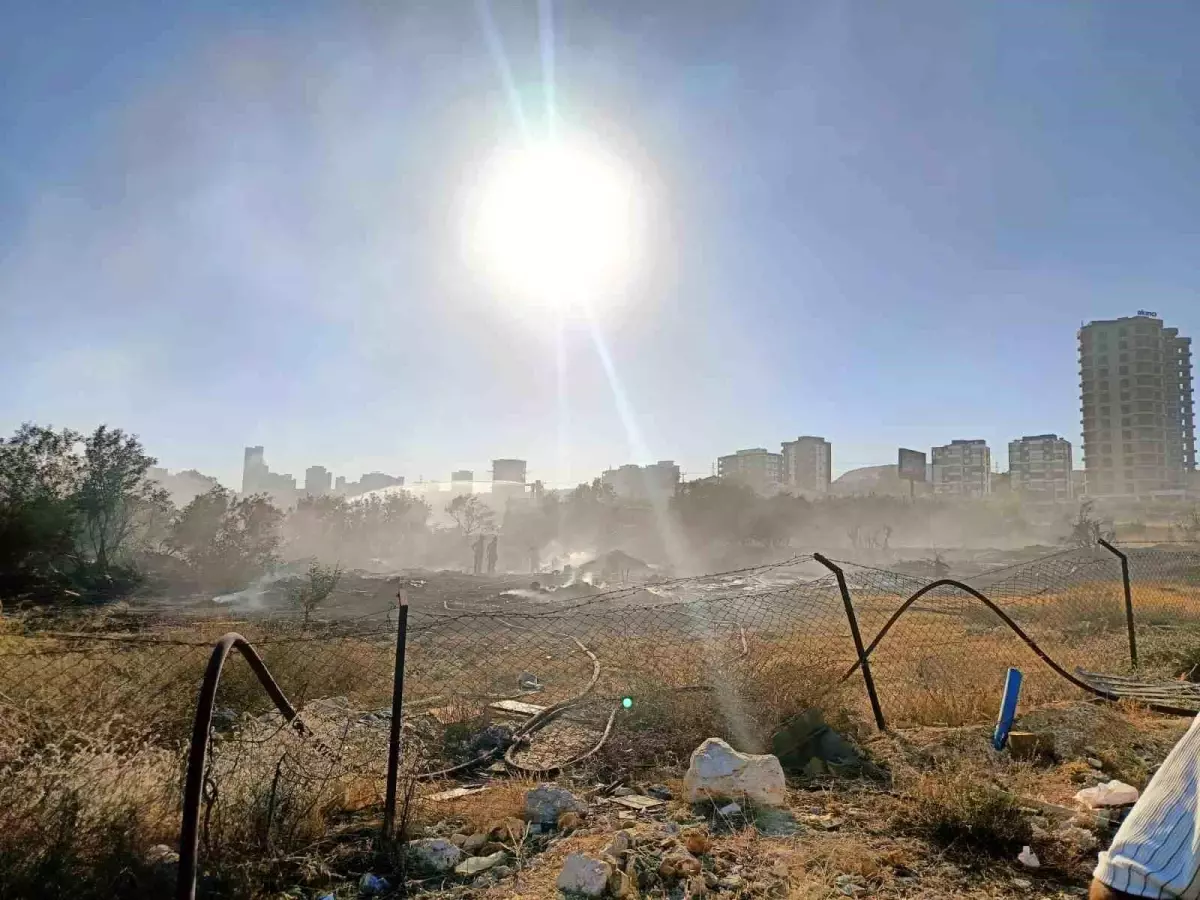 Mersin Ayaş\'ta Örtü Altı Yangını Kontrol Altına Alındı