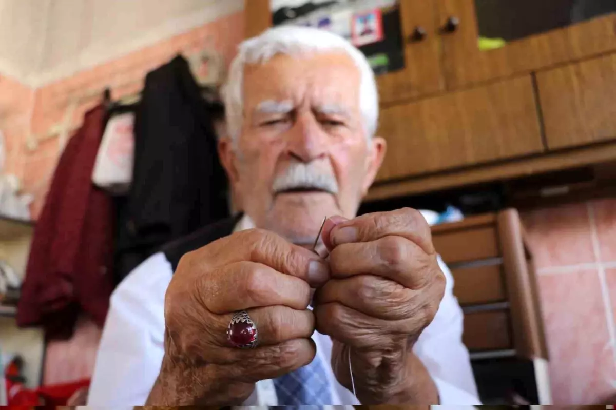 93 Yaşında Terziliği Sürdürüyor