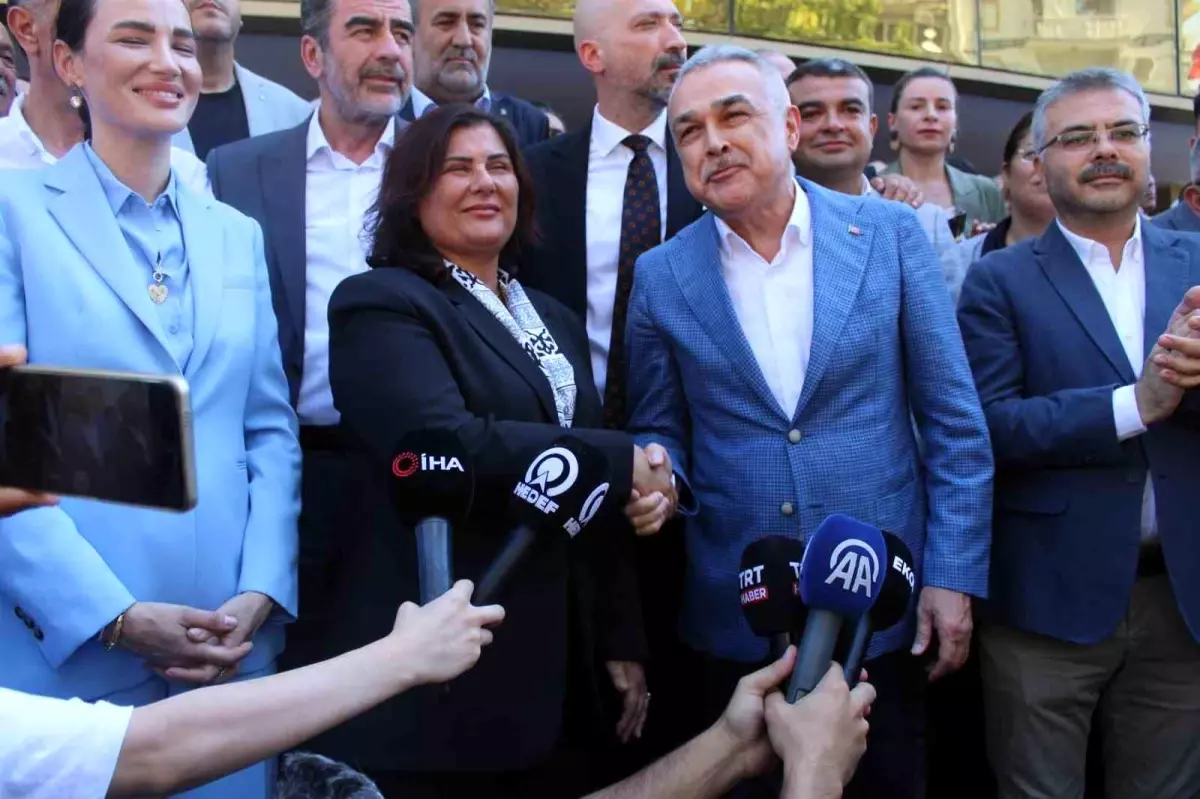 Özlem Çerçioğlu AK Parti\'ye Katıldı