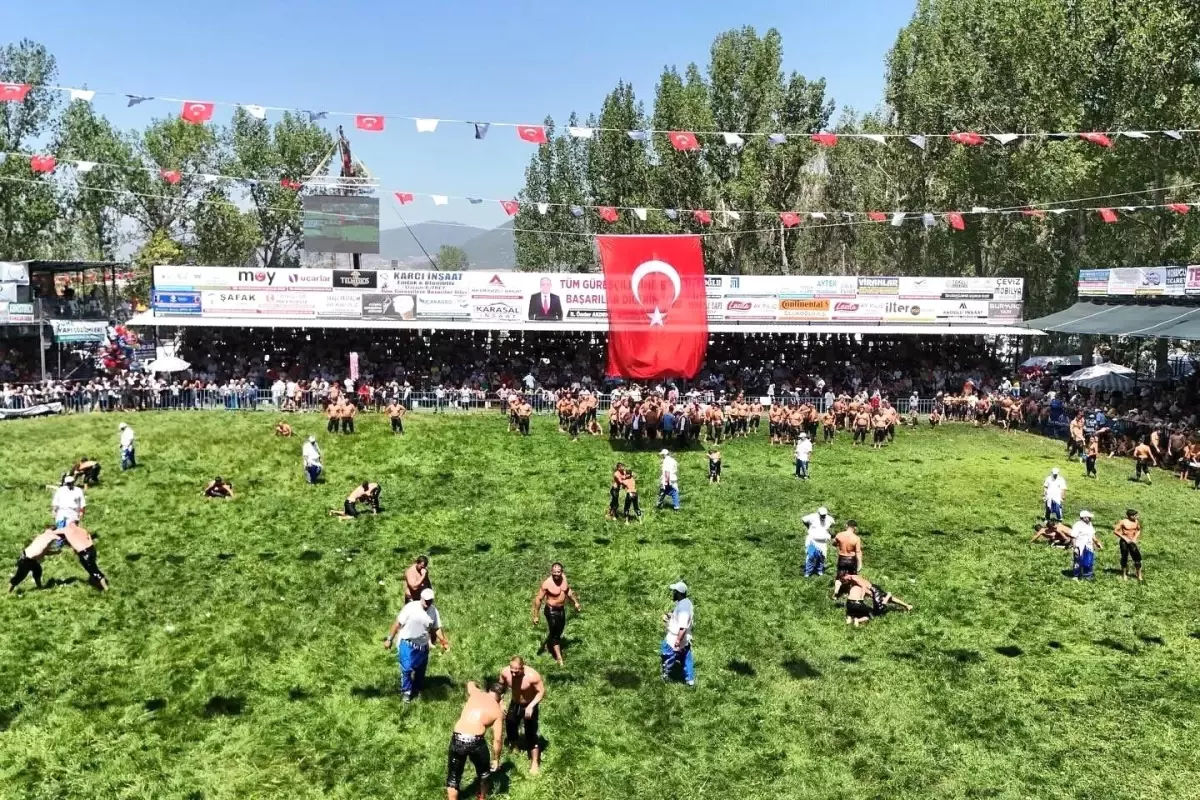 Beyağaç Belediye Başkanı Sezayi Pütün, Seki Yağlı Pehlivan Güreşleri\'nde Pehlivanların Mücadelesine Tanıklık Etti