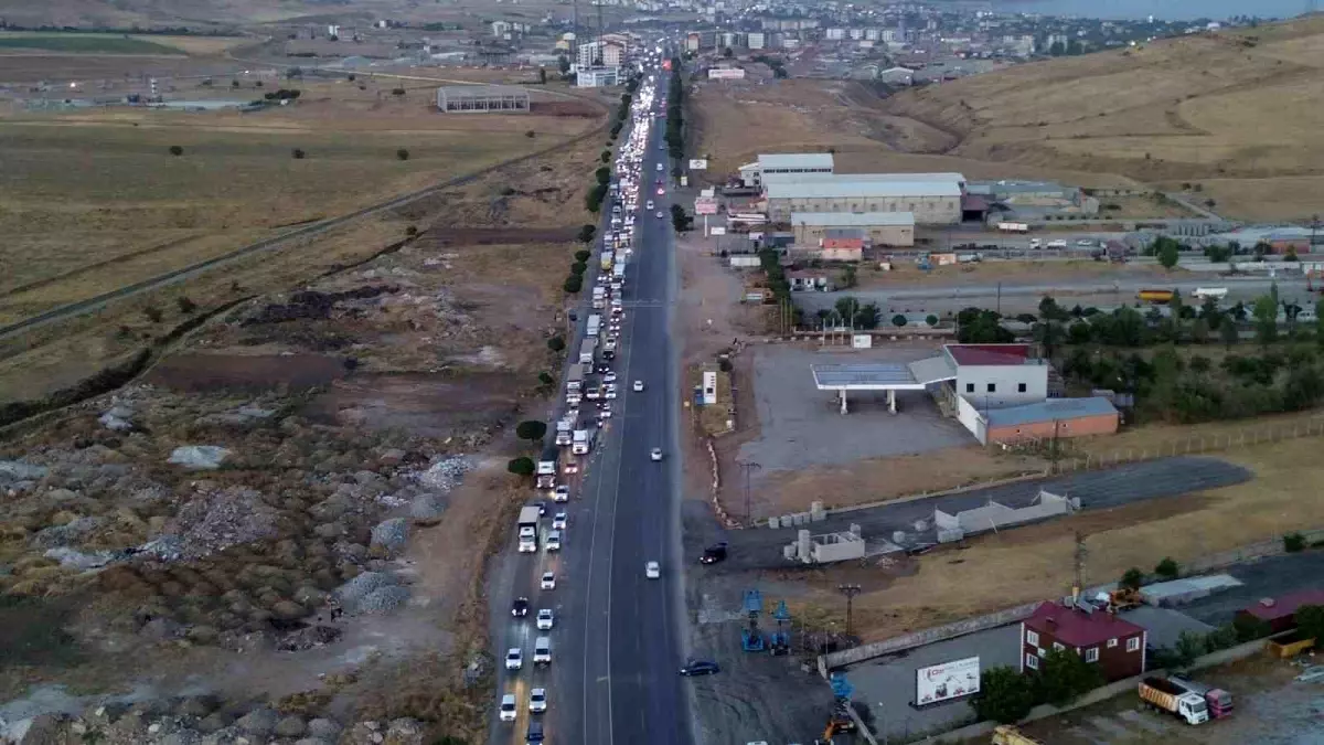 Tatvan\'da Yol Çalışmaları Trafiği Kilitledi