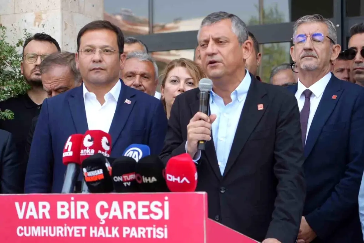 CHP Lideri Özgür Özel, Sındırgı\'da Deprem Sonrası İncelemelerde Bulundu