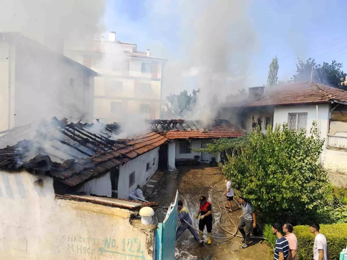 Çorum\'da Ev Yangını; Dumandan Etkilenen Ev Sahibi Hastaneye Kaldırıldı