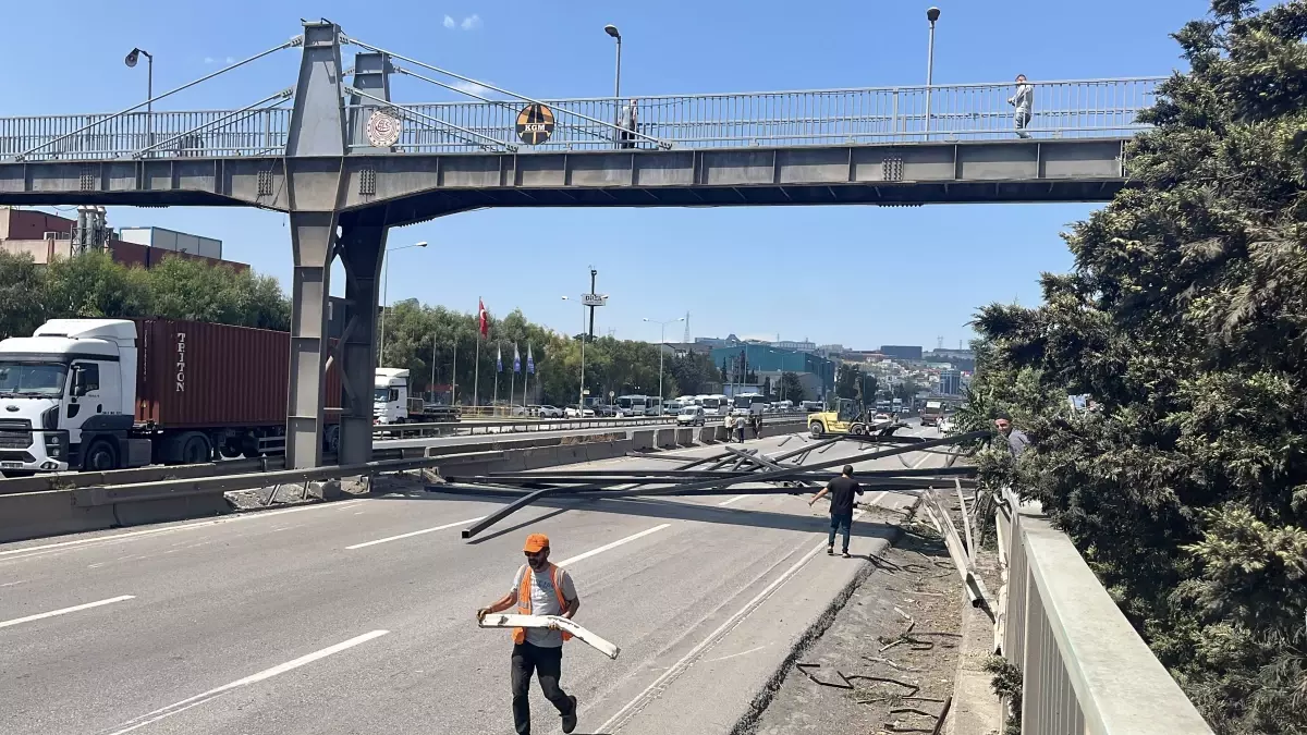 Dilovası\'nda TIR Kazası, Yol Kapatıldı