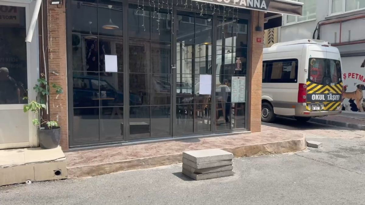 Taksiden İnip Kafeye Saldırı