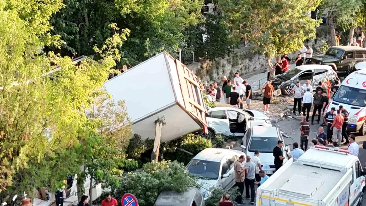 Nevşehir\'de Fren Patladı, Kamyon Sulama Kanalına Düştü