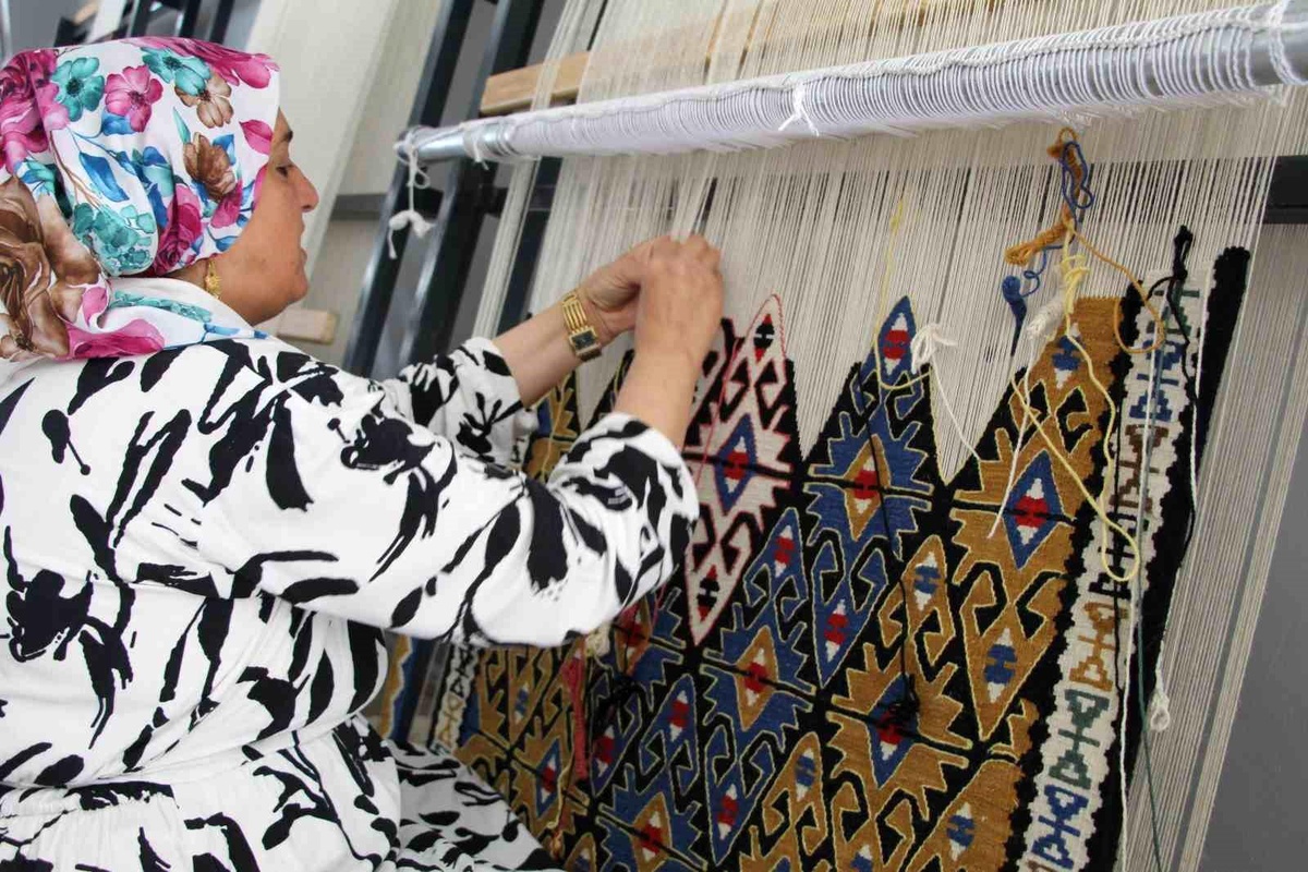 Şırnak\'ta Kadınlar Jirki Kilimi İle Geleceği Dokuyor