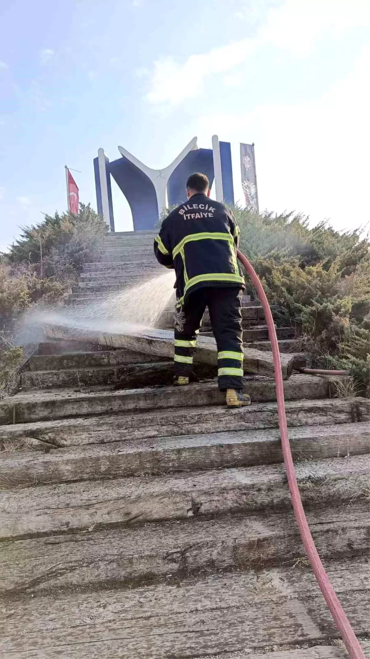 Kayı Anıtı\'ndaki Merdivenlerde Yangın
