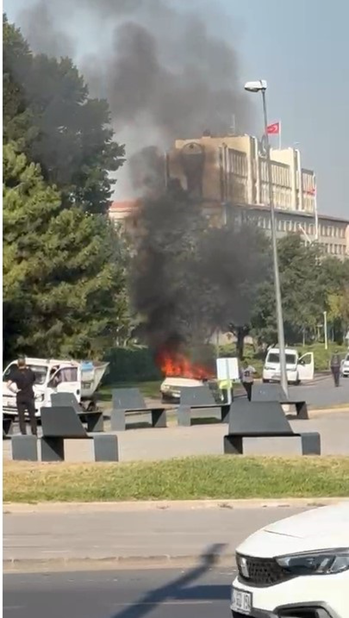 TBMM Önünde Araç Yakan Şahıs Gözaltına Alındı
