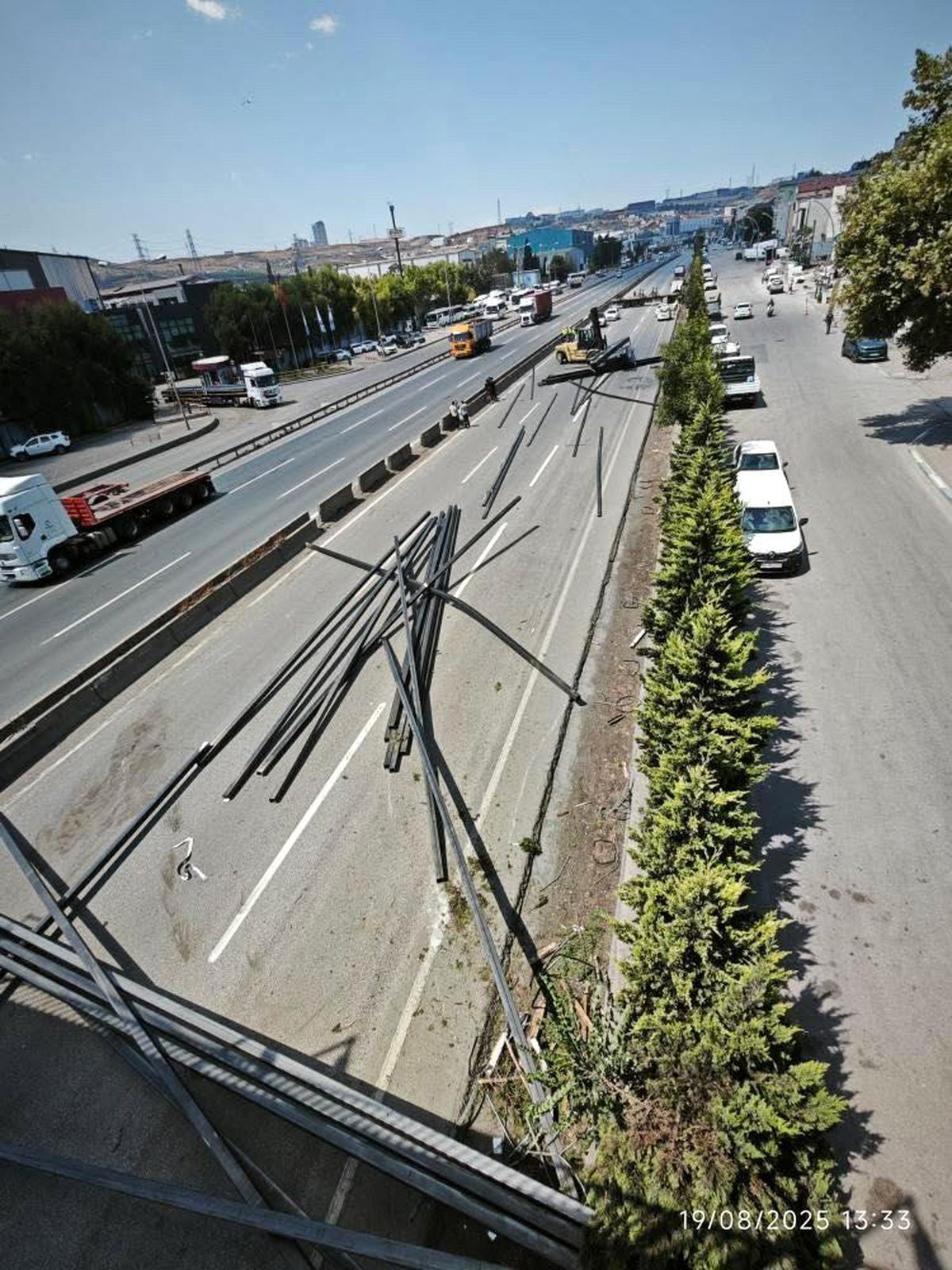 Tırdan Dökülen Demirler Trafiği Felç Etti