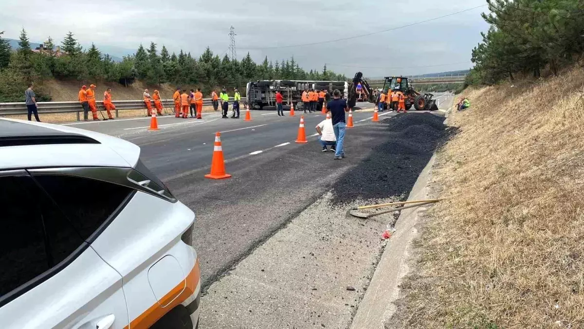 Düzce\'de Kamyon Devrildi, Yol 2 Saat Kapalı Kaldı